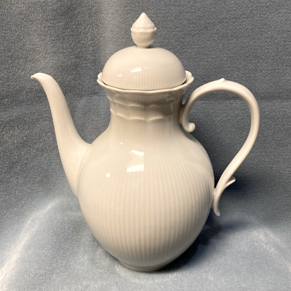 Kaiser ROMANTICA Coffee Pot with Lid All White Ribbed/Scalloped